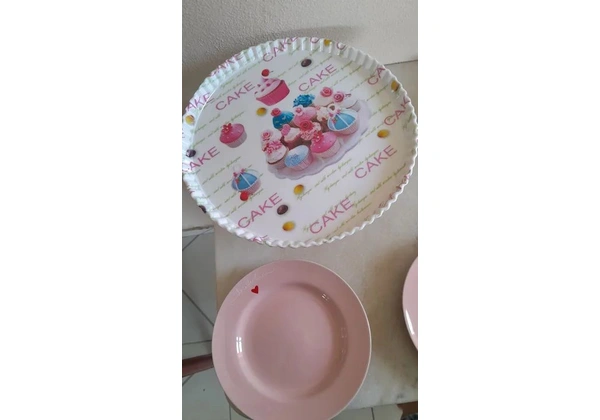 Boleira e louças de sobremesa.