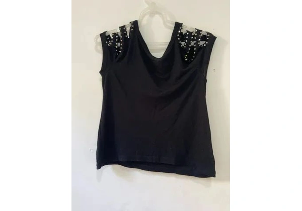 Blusa feminina de pedrinhas no ombro