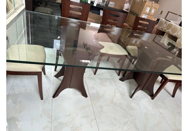 Mesa com tampo de vidro e 8 cadeiras