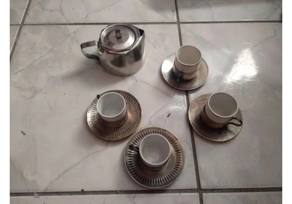 Jogo de café com xícaras de inox e porcelana