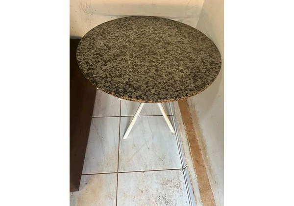 Mesa redonda com tampo granito