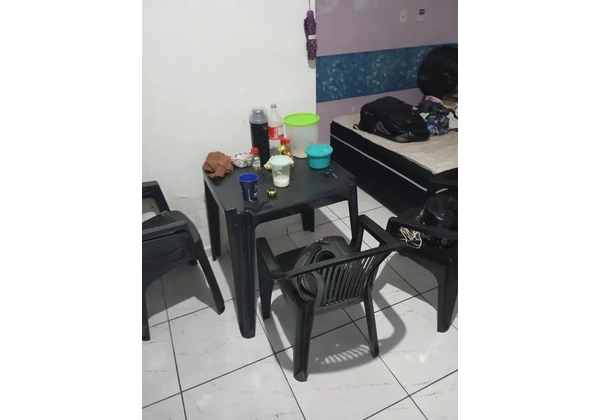 Mesa com 4 cadeiras