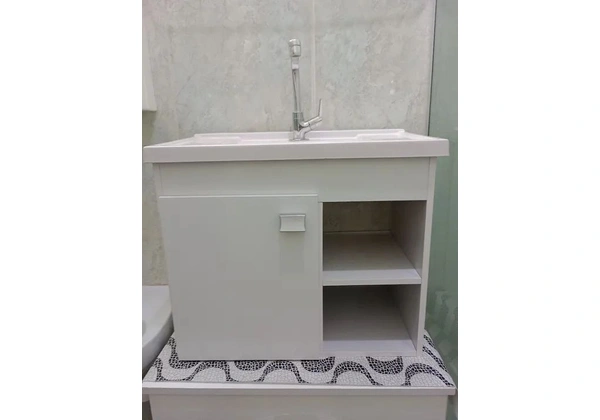 Gabinete de banheiro com torneira e espelheira