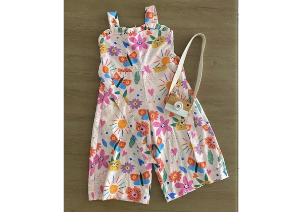 Vestido infantil estampado com tema postal
