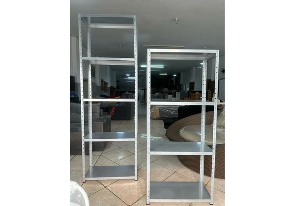 Prateleiras de aço dois tamanhos disponíveis