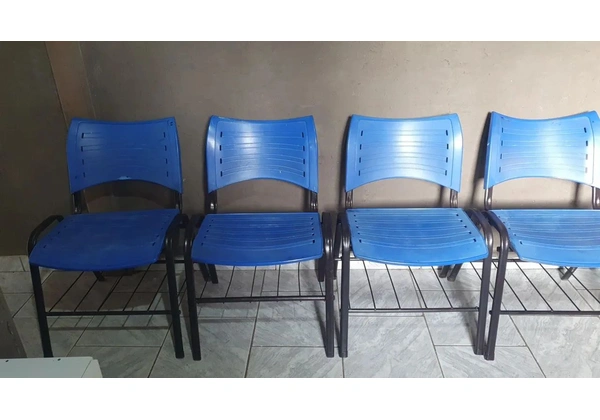 Cadeiras de plástico resistente 200.00