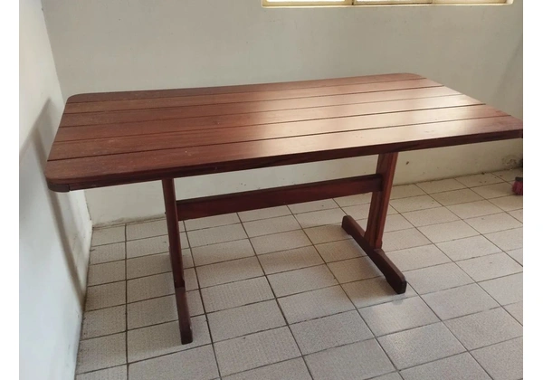 Mesa de madeira maciça