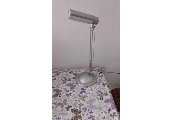 Luminária de mesa articulável.