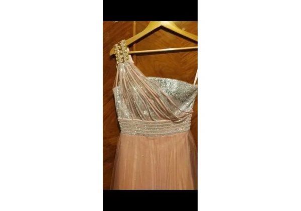 Vestido de Festa Rosa Importado. Coniefox de um ombro só