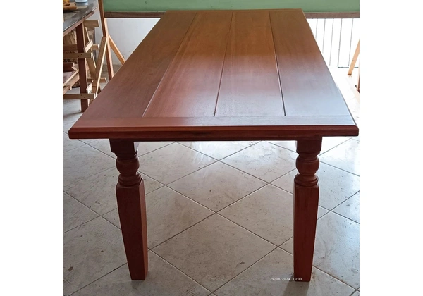Mesa de Jantar em Madeira Maciça