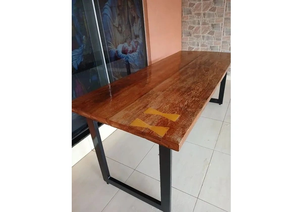 Mesa de madeira maciça com pés de ferro