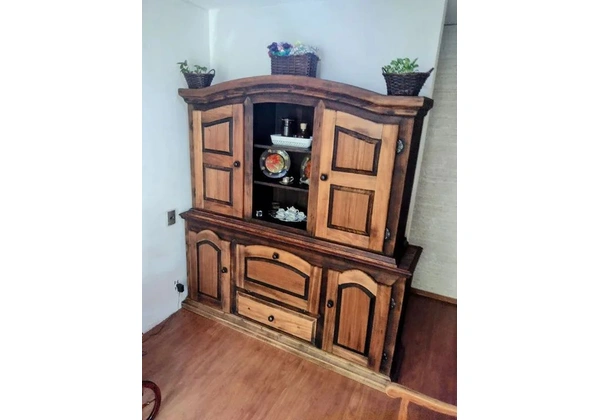 Arca/ buffet em madeira maciça
