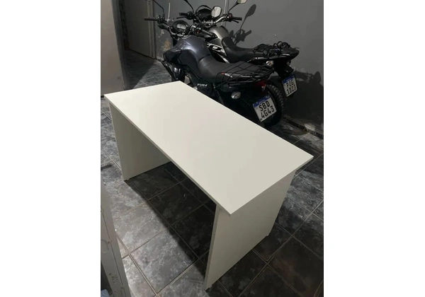 Mesa de Escritório Branca Semi Nova
