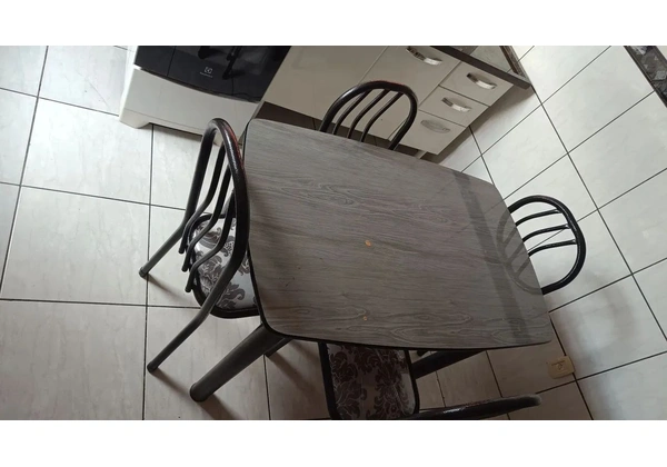 MESA 4 CADEIRAS