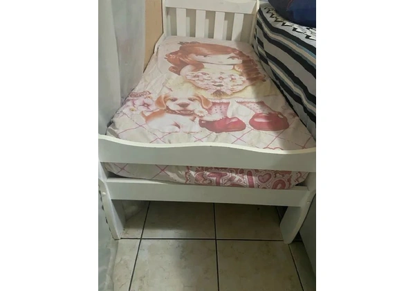 Cama infantil com colchão semi nova