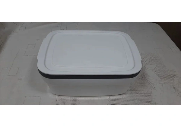 Caixa organizadora, marca Tupperware, em perfeito estado. R$ 120, 00.
