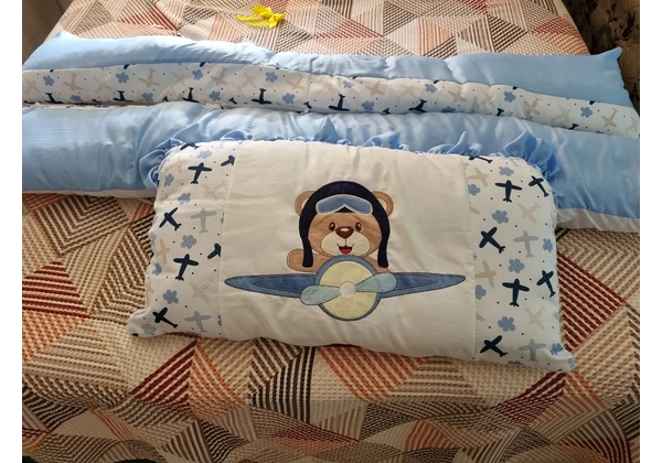 Protetor de berço tema urso aviador