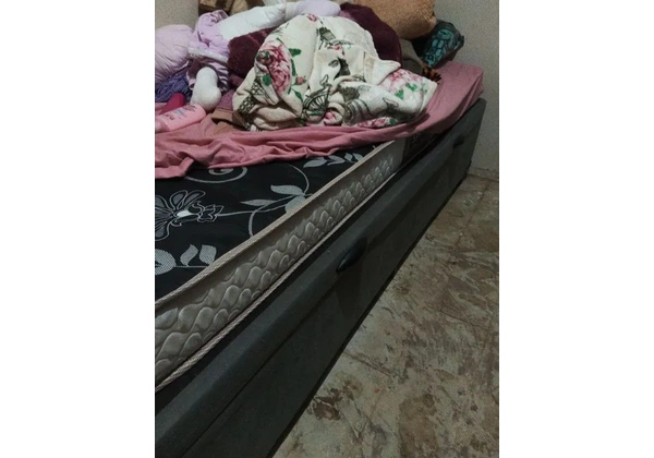 Cama box de solteiro, com baú.