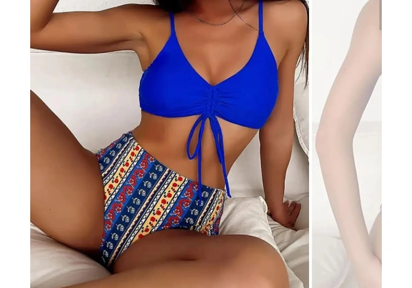 Biquíni azul com estampa floral