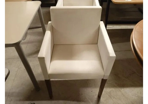 Poltrona fixa estofada c/ braços em Couro Ecológico / Tecido Bege 85 cm x 60 cm x 55 cm