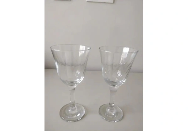 Duas taças de vidro para vinho/água