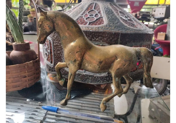 Estátua de cavalo em bronze