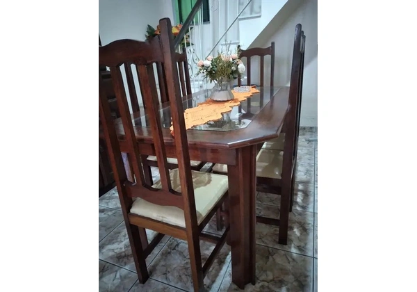 Mesa de jantar com tampo de vidro em angelim com 6 cadeiras almofadadas