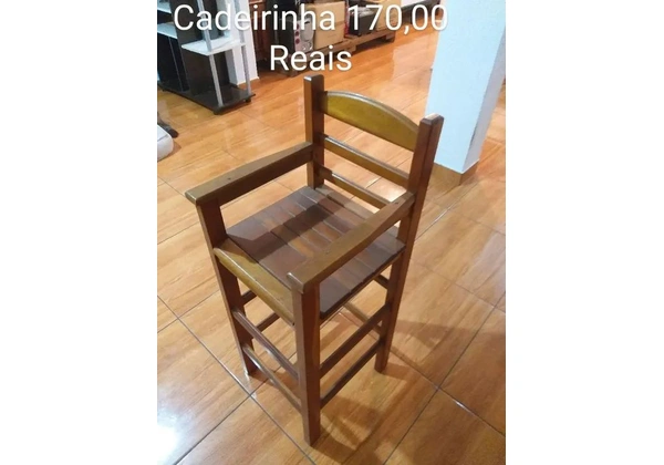 Cadeirinha infantil de madeira
