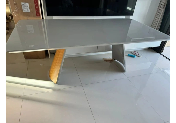 Mesa de jantar laqueada com tampo de vidro