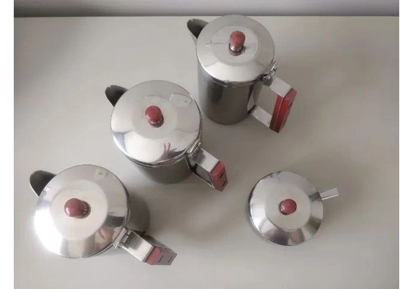 Conjunto de açucareiro com colher e três leiteiras em inox