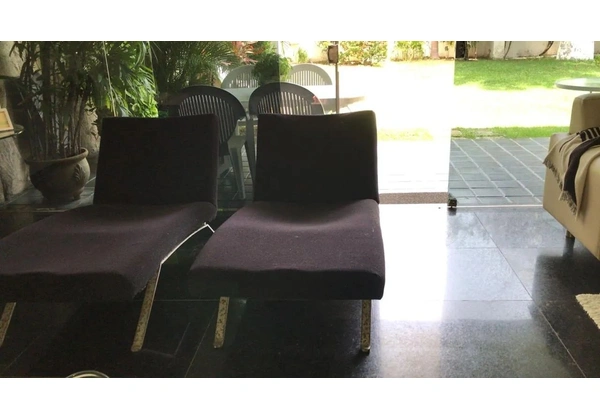 Cadeira Chaise lounge pretas em perfeito estado