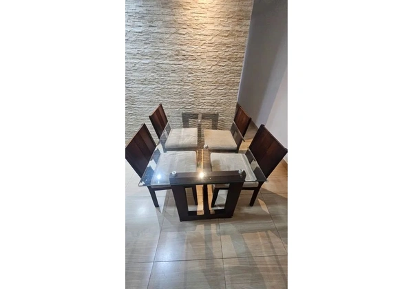 Mesa de jantar de vidro com 4 cadeiras