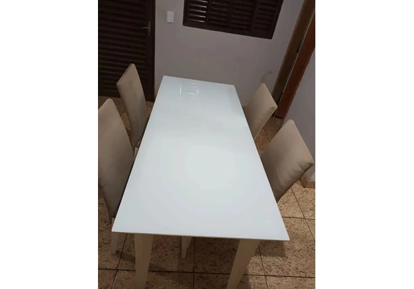 Mesa com 4 cadeiras acolchoada
