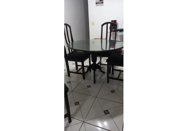 Mesa de madeira com tampo de vidro