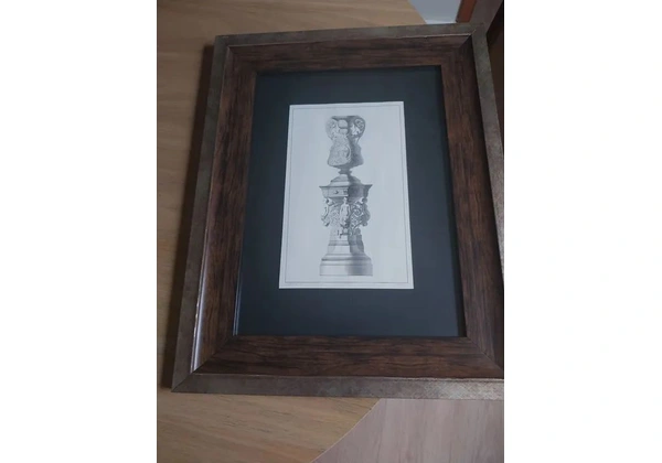 Quadro com moldura.