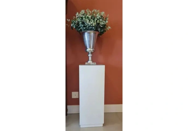 Vaso alumínio com suporte em laca branca