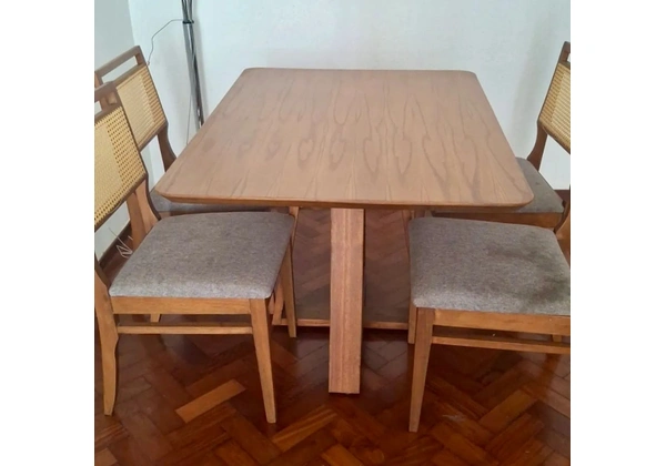 Mesa em Madeira com 4 Cadeiras Estofadas