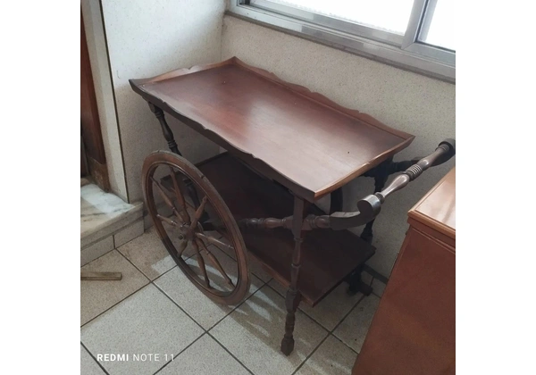 Carrinho de chá de madeira