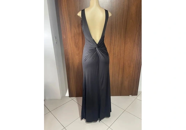 Vestido Longo Preto com Decote nas Costas