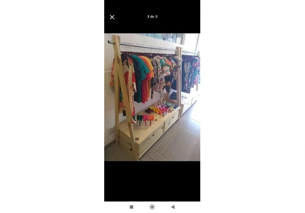 Arara Para roupas com gavetas de madeira