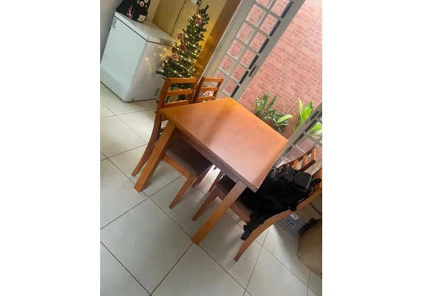CAMA, MESA 4 CADEIRAS E ESTANTE