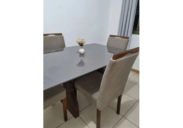 Vendo mesa de jantar com 4 cadeiras