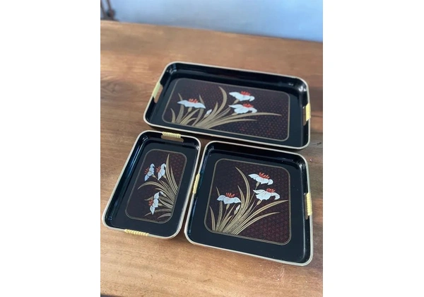 Conjunto 3 Bandejas de nidificação de laca com motivo de lírio japonês dos anos 1960