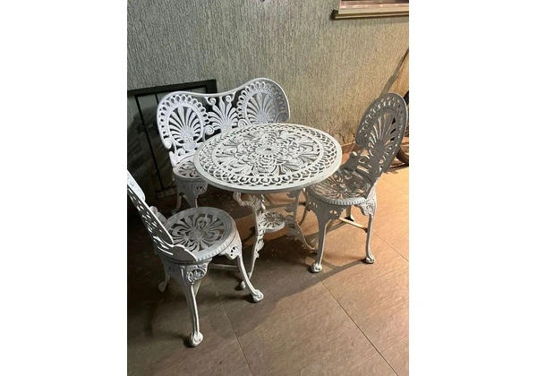 Mesa de ferro com cadeiras para jardim