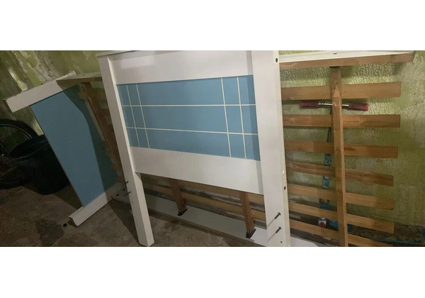 Cama de solteiro semi nova