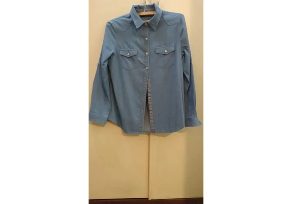 Linda camisa jeans sem nenhum defeito!