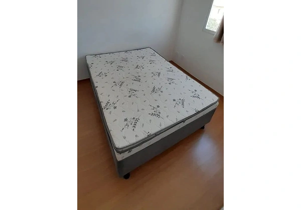 Cama de casal com colchão conjugado