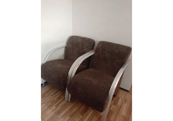 Duas poltronas marrons