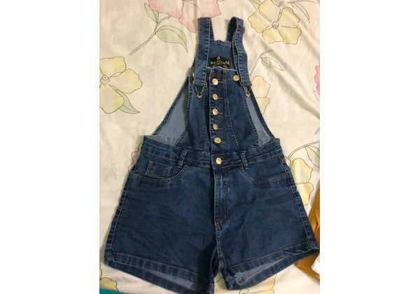 Jardineira jeans feminina