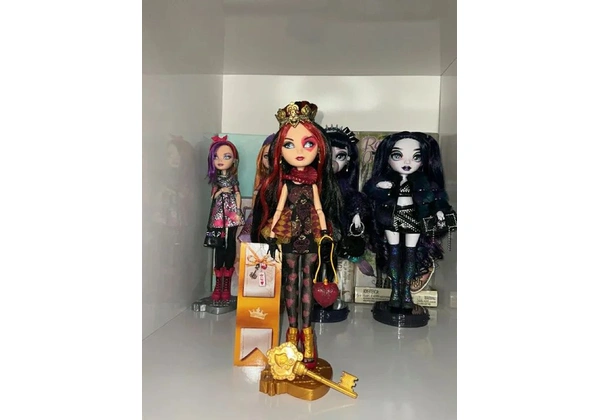 Boneca Lizzie Hearts (Ever after high)